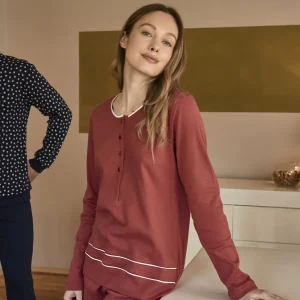 Elegante pigiama con dettagli di stile