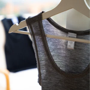 Canotta spallina larga in pregiata lana e seta