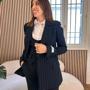 Giacca gessata blu doppiopetto con spalline